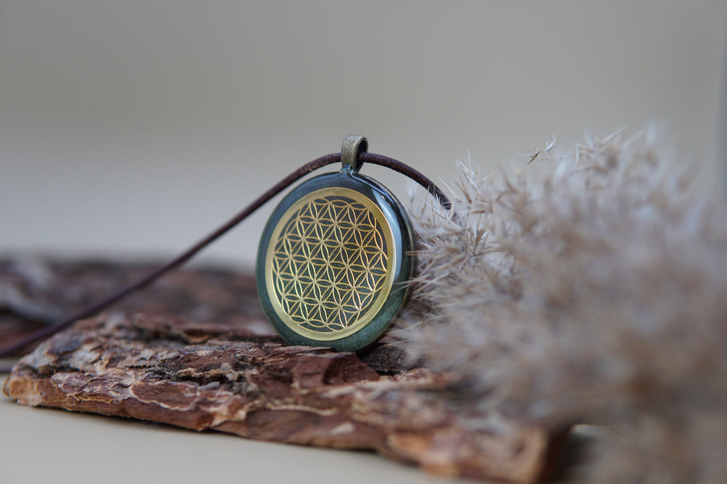Orgonit Amulett Blume des Lebens – Jadegrün Bronze Heiliger Geometrie Schmuck