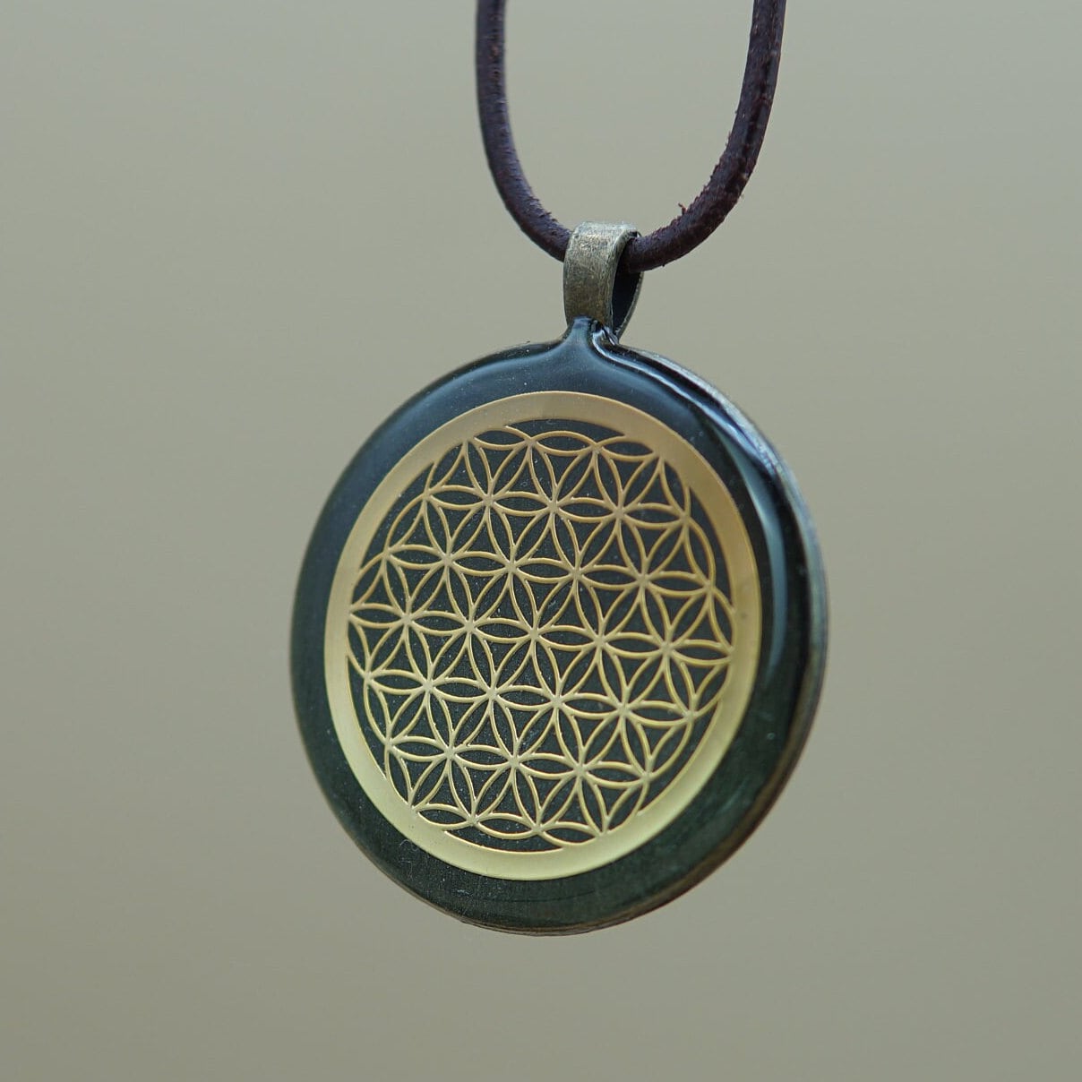Orgonit Amulett Blume des Lebens – Jadegrün Bronze Heiliger Geometrie Schmuck