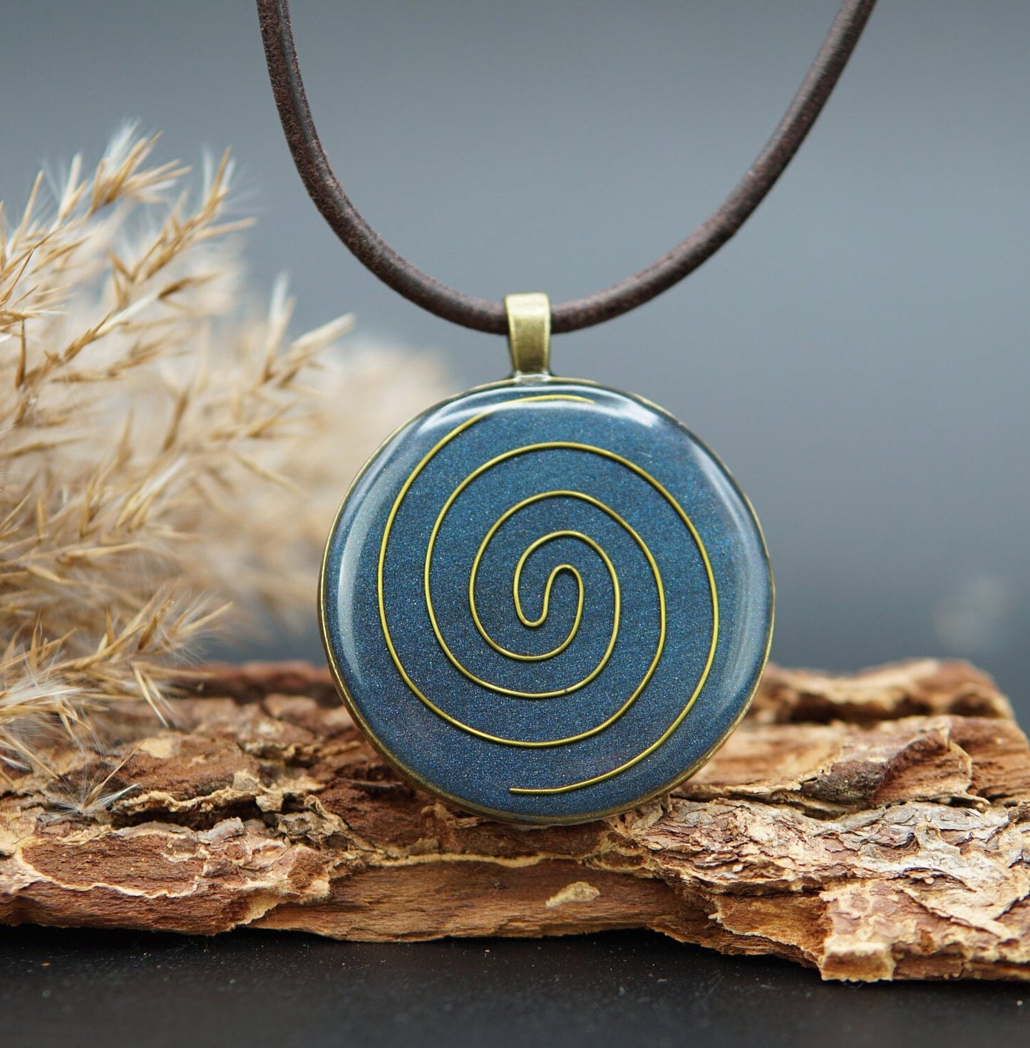 Energieanhänger mit Spiralsymbol – Orgonit für Lichtarbeit, Chi & Klarheit