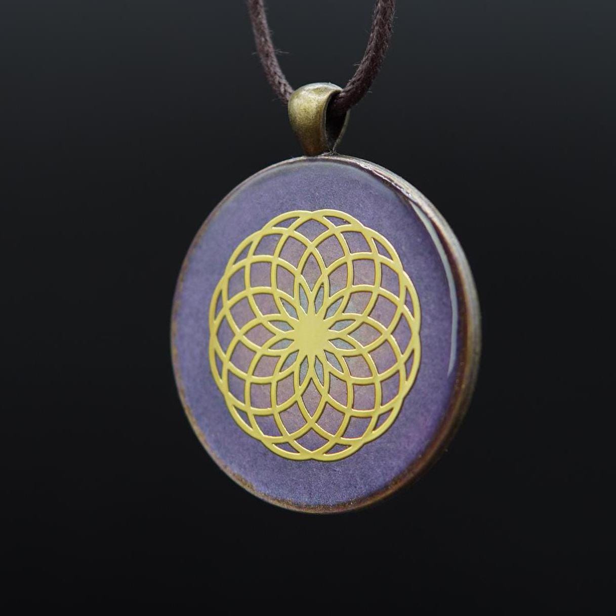 Chakra Symbol Orgonit Anhänger – Kronenchakra Sahasrara Geschenk Unisex