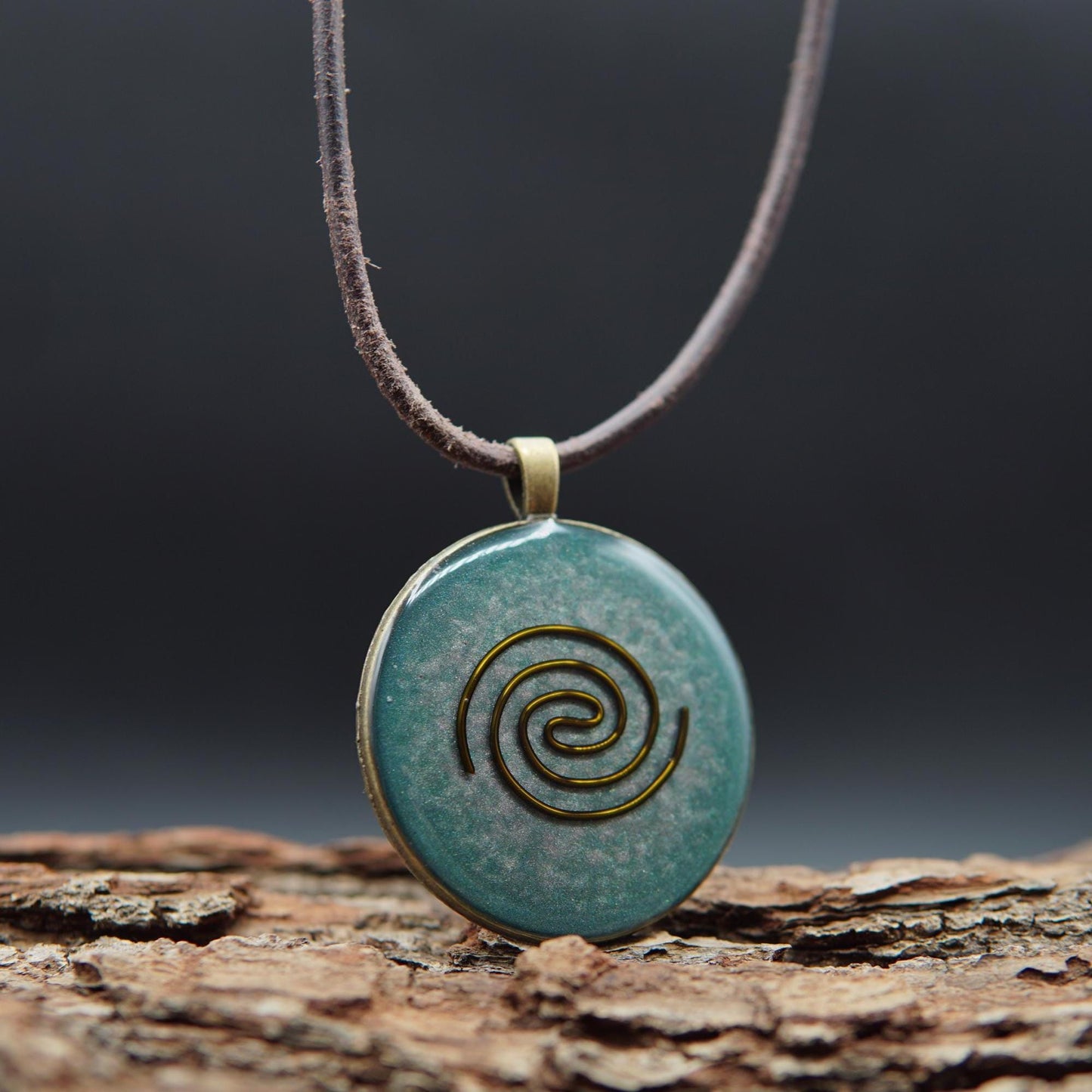 Orgonit Anhänger – Kosmische Spirale für Lichtarbeit, Prana & Schutz (Grün Bronze)