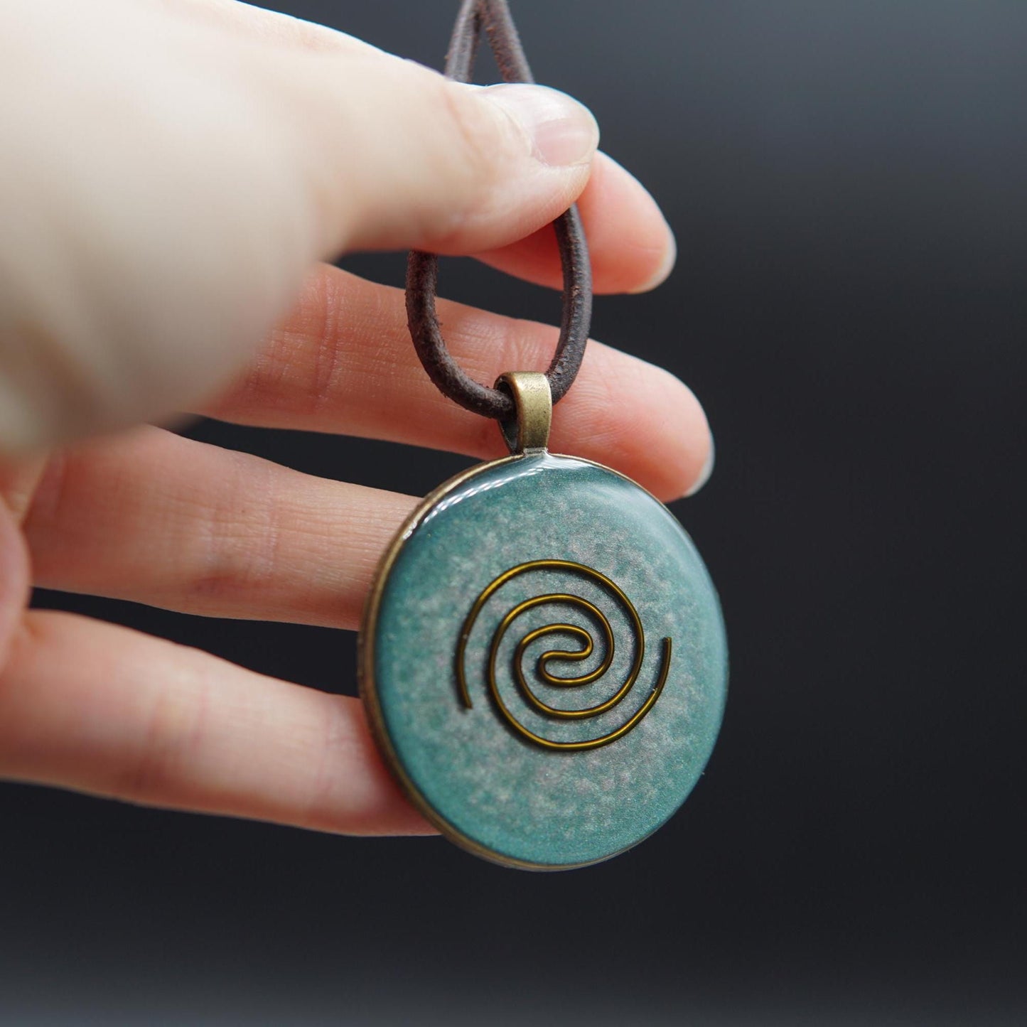 Orgonit Anhänger – Kosmische Spirale für Lichtarbeit, Prana & Schutz (Grün Bronze)