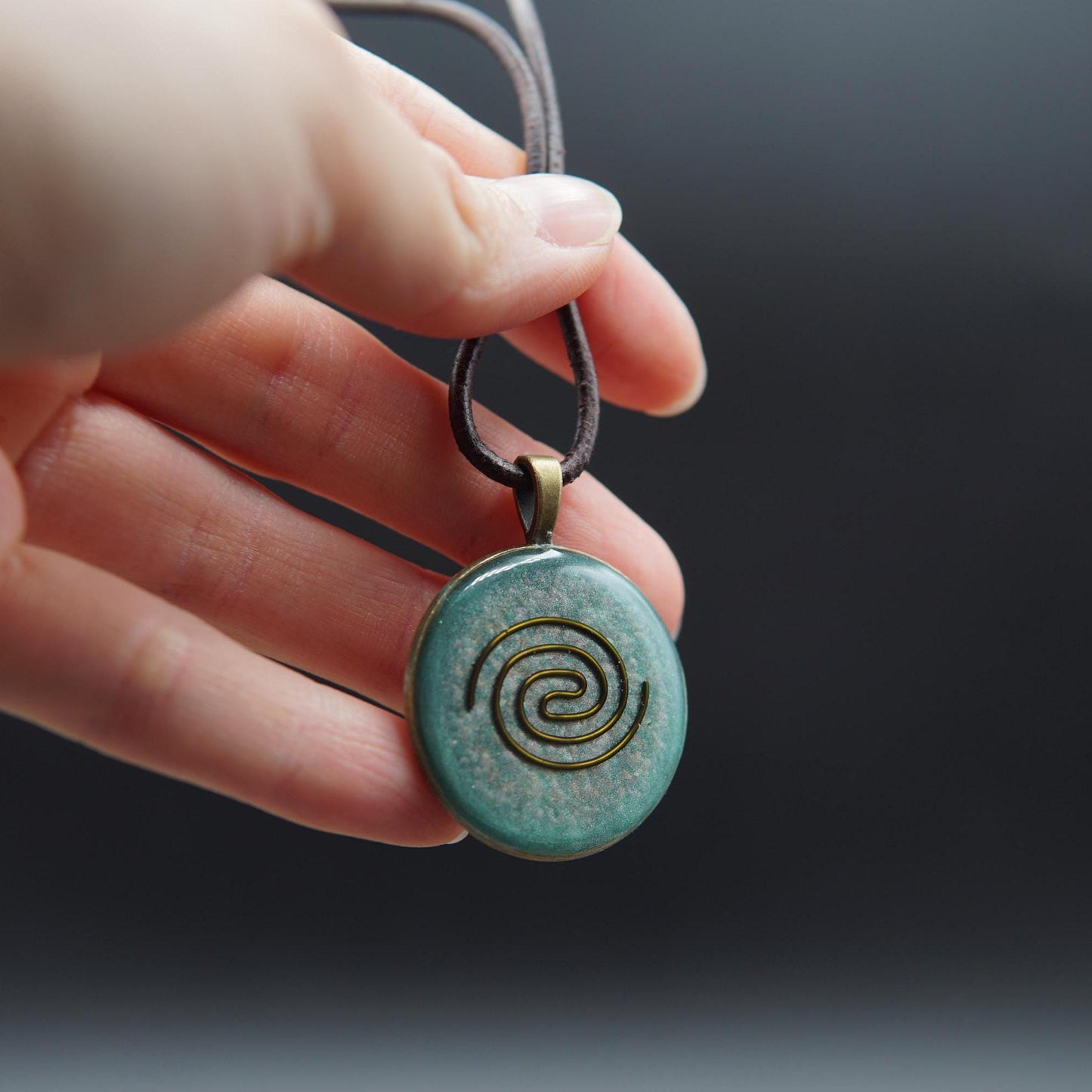 Orgonit Anhänger – Kosmische Spirale für Lichtarbeit, Prana & Schutz (Grün Bronze)