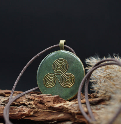 Grünes Triskele Amulett – Keltischer Orgonit für energetische Reinigung